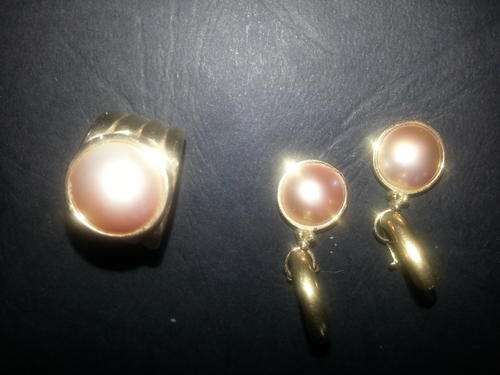 Geniune PINK MABE Pearl set in 9ct Gold ring with matching hook-on earrings